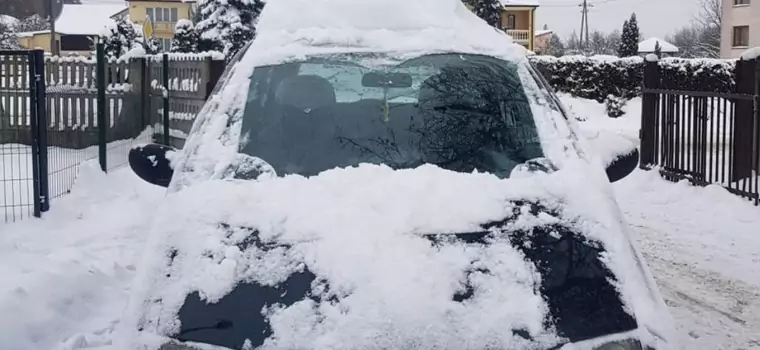 Jechał z zaspą na samochodzie. Policjanci zmierzyli warstwę śniegu