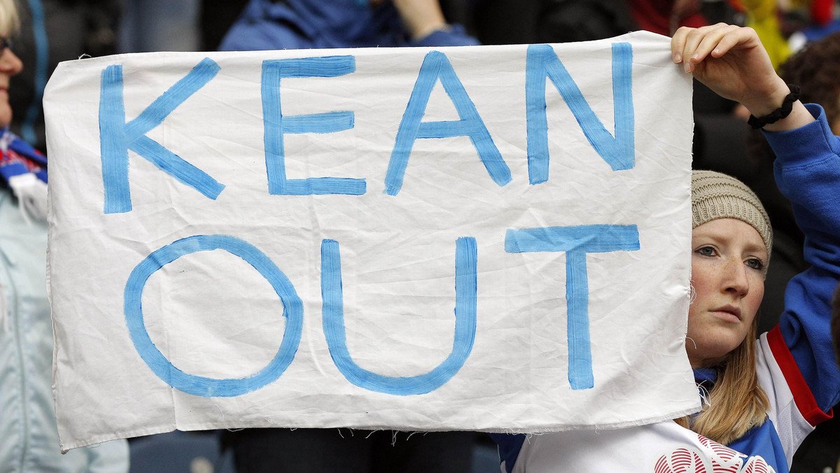 Fani angielskiego klubu piłkarskiego Blackburn Rovers w oryginalny sposób manifestowali niezadowolenie z pracy trenera. Aby pokazać jak bardzo nienawidzą obecnego szkoleniowca swojej drużyny, Steve'a Keana, wynajęli samolot, który krążył nad stadionem z banerem nawołującym do jego zwolnenia.
