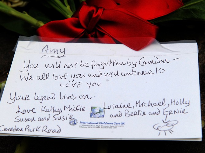 Fani składają kwiaty i listy pożegnalne