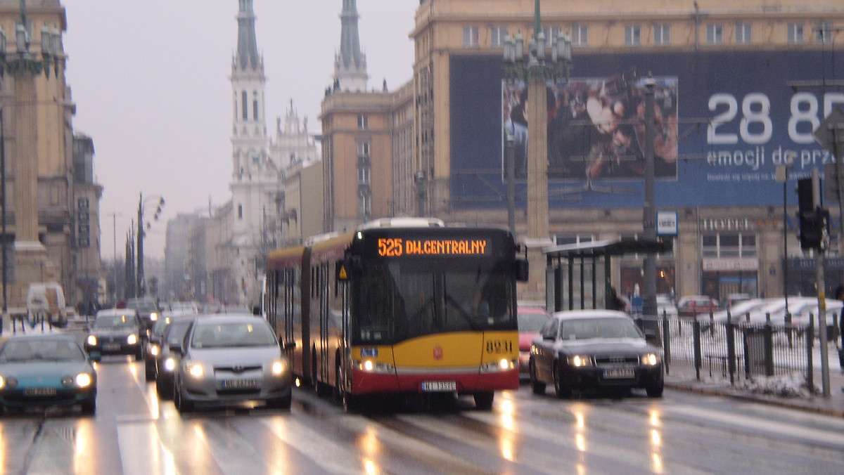 Z bezpłatnych przejazdów transportem publicznym skorzystają dzieci z odroczonym obowiązkiem szkolnym, a także osoby z orzeczonym umiarkowanym stopniem niepełnosprawności z powodu zaburzenia głosu, mowy i choroby słuchu - zdecydowała Rada Warszawy.