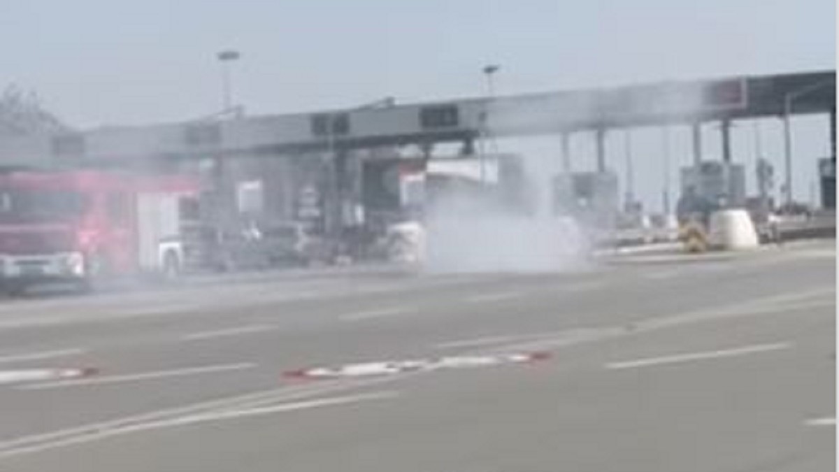 Izgoreo automobil na naplatnoj stanici