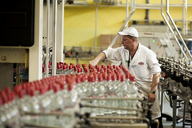 Linia produkcyjna w fabryce wódek Sobieski w Starogardzie Gdańskim