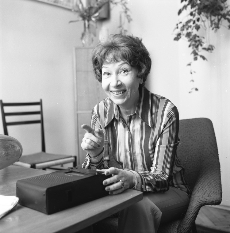 Irena Kwiatkowska w swoim mieszkaniu, lata 70.