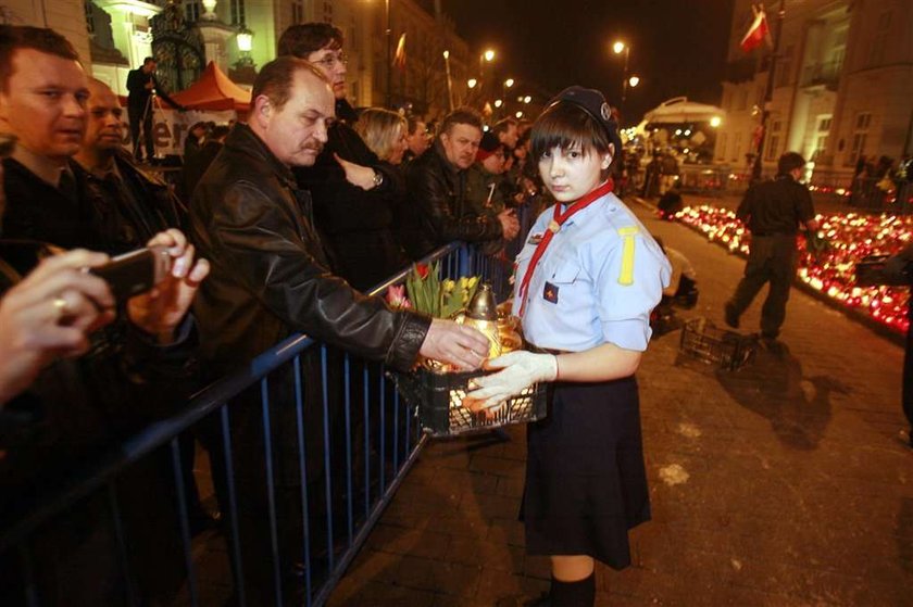 Kolejka do obejrzenia trumny Lecha i Marii Kaczynskich