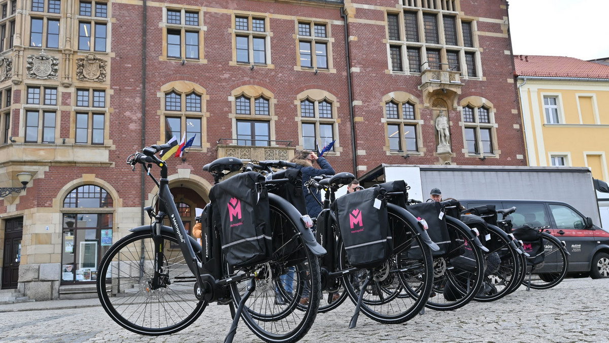 Na ulicach Tarnowskich Gór już widzimy elektryczne rowery, a planowane jest także stworzenie sieci wypożyczalni Roweru Metropolitalnego. Uwagę mieszkańców przykuwa z kolei ogromny projekt, dzięki któremu powstanie centrum przesiadkowe. W Tarnowskich Górach wybudowanych zostanie ponad 28 km dróg rowerowych. To inwestycje, które na zdrowie wyjdą mieszkańcom i turystom.<em> </em>