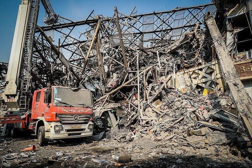 Zawalił się płonący budynek. Zginęło kilkudziesięciu strażaków