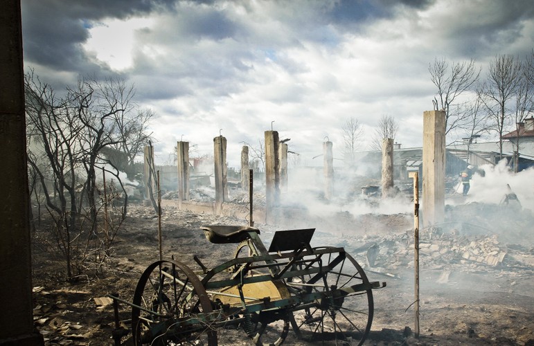 II miejsce w kategorii WYDARZENIA (zdjęcie pojedyncze): Wojciech Wojtkielewicz, „Gazeta Współczesna”. Skutki pożaru w niewielkiej wsi Bieńdziuga (gm. Michałowo), w którym spłonęło osiem budynków. 25 marca 2012