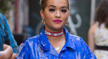 
Rita Ora w wielkiej, niebieskiej koszuli. Hit czy kit?