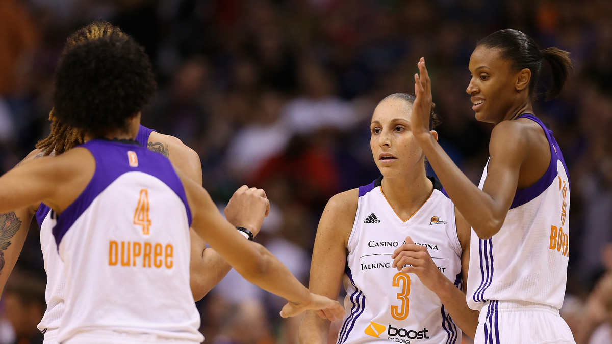 Phoenix Mercury, zwyciężczynie poprzedniego sezonu WNBA, wygrały na ingracjacje nowej edycji rozgrywek z San Antonio Stars 76:71. Przed rozpoczęciem spotkania ekipa z Arizony odebrała mistrzowskie pierścienie.