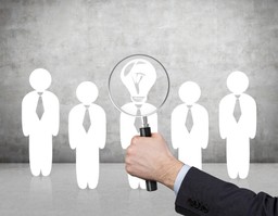 Trzynastka: Niezawinione zwolnienie z pracy jej nie pozbawia