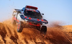 Rajd Dakar. Carlos Sainz wycofał się z rywalizacji po dachowaniu