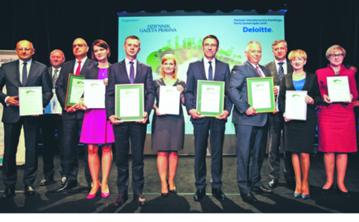 Przedstawiciele najlepszych miast w kategorii powyżej 100 tys. mieszkańców już z dyplomami