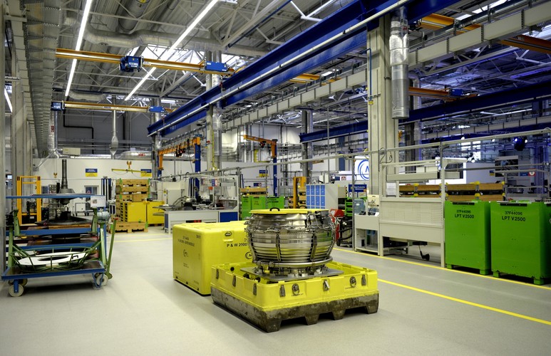 MTU Aero Engines Polska rozwija i produkuje komponenty do turbin niskiego ciśnienia i płaty dla silników GP7000, V2500, PW300 i PW500, jak również dla przemysłowych turbin gazowych serii LM6000. Firma zapewnia także montaż turbin niskiego ciśnienia dla silników V2500, PW300 i PW500.<br><br>fot. (dd/ukit) PAP/Darek Delmanowicz