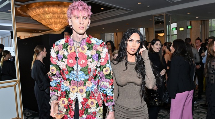 Machine Gun Kelly és Megan Fox 2022 áprilisában egy kaliforniai eseményen