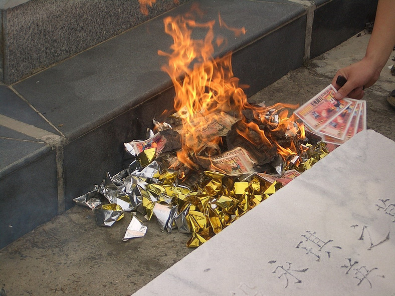 W Chinach obchodzi się kilka świąt zmarłych. Jednym z nich jest Święto Duchów. W jego trakcie puszcza się na wodę tratwy z lampionami i pali imitacje pieniędzy przed grobami przodków. 