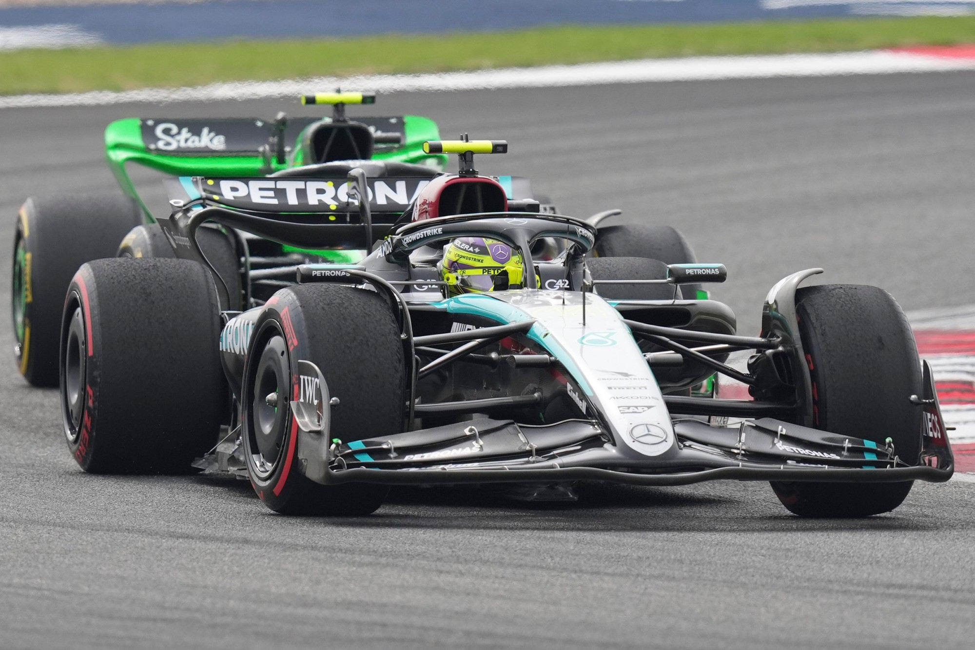 Veľká cena Číny 2024: Britský jazdec Lewis Hamilton (Mercedes).