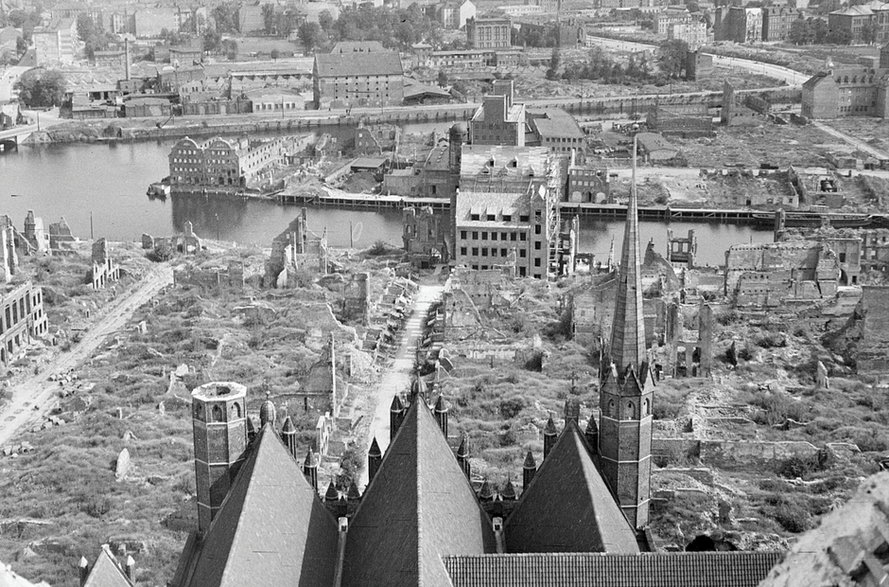 Widok z wieży bazyliki na ul. Mariacką pod koniec lat 50. XX w. 