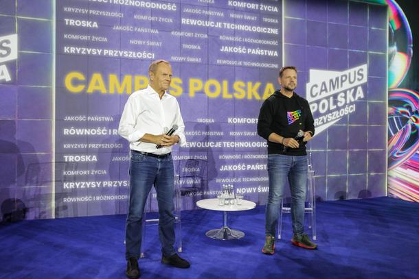 Donald Tusk i Rafał Trzaskowski podczas debaty w ramach Campusu Polska Przyszłości 2023 w Olsztynie