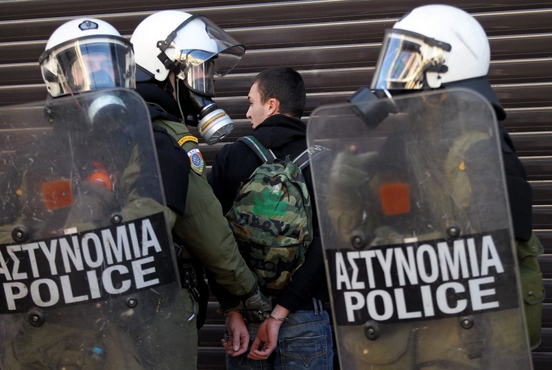 Podobne demonstracje są organizowane co roku 6 grudnia, w rocznicę śmierci 15-letniego Aleksisa Grigoropulosa, który zginął od policyjnej kuli w 2008 roku. Do tragedii doszło, gdy kilkutysięczny protest studentów przeciwko polityce edukacyjnej rządu przerodził się w zamieszki, a policja straciła kontrolę nad sytuacją. Incydent ten wywołał rozruchy na skalę, jakiej Grecja nie doświadczyła od dziesięcioleci