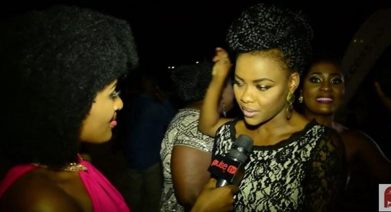 Toni Tones photobombs Kehinde Bankole's interview