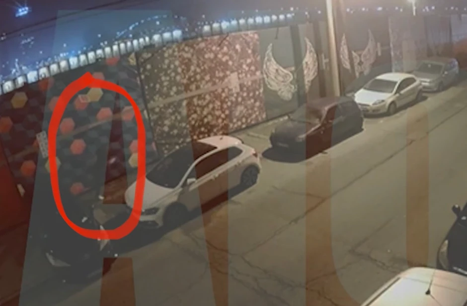 Na početku snimka se jedva nazire silueta mladića u majici s kratkim rukavima i, kako izgleda, belim patikama