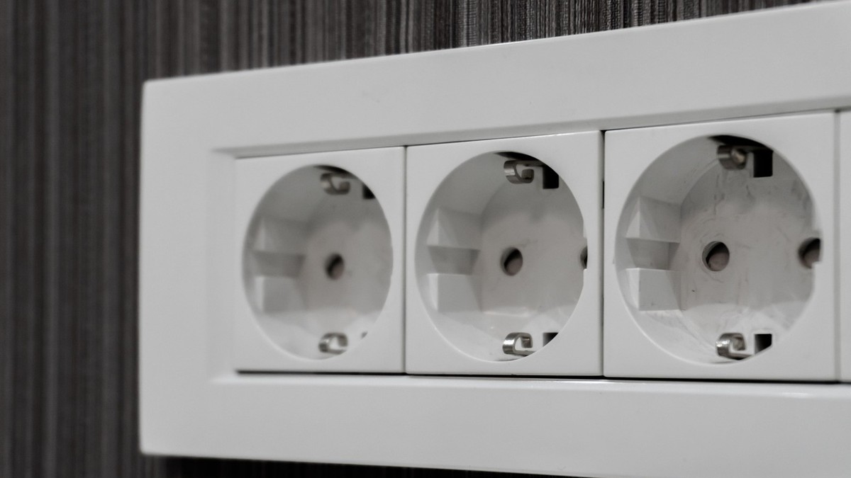 Zašto se u Srbiji utičnice razlikuju od nekih u Evropi Kép
