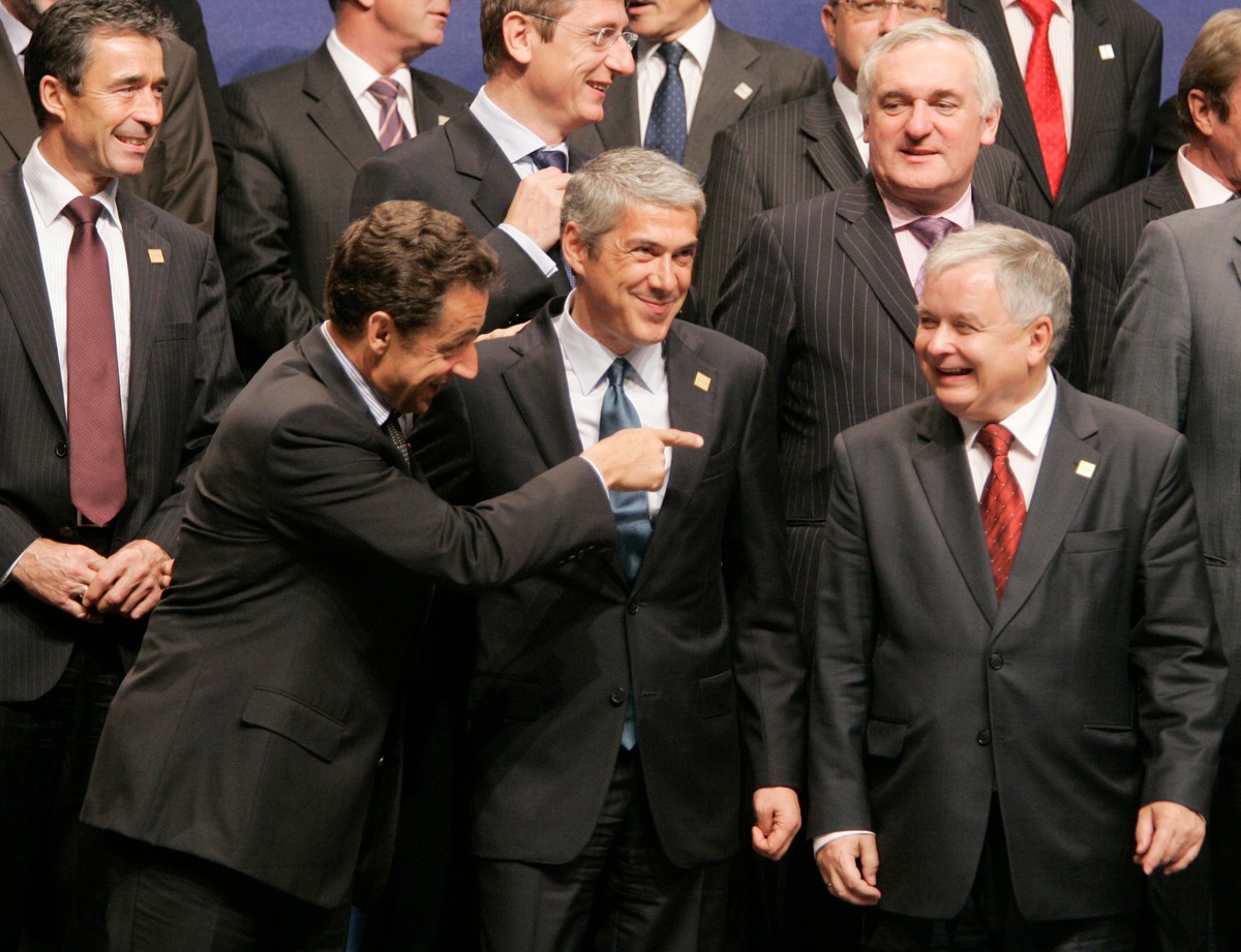 Nicolas Sarkozy (po lewej) i Lech Kaczyński (po prawej) w czasie szczytu UE w Lizbonie w 2007 roku