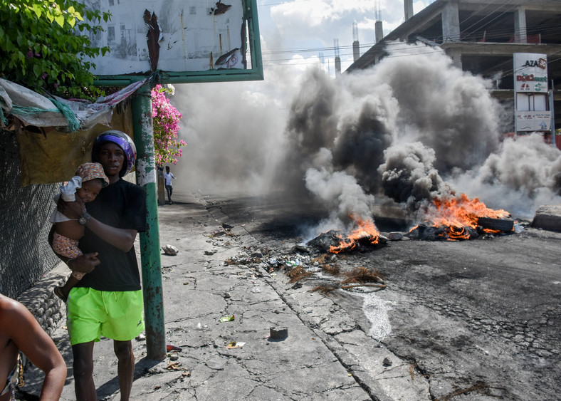 Ogień i zamieszki to codzienność w Port-au-Prince