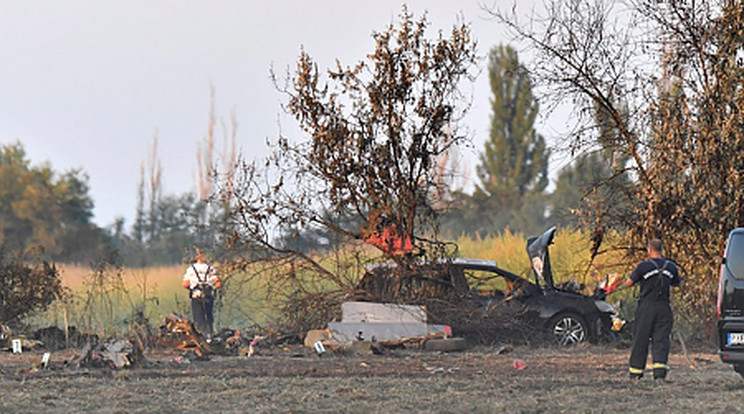 Helyszínelők a börgöndi repülőternél, Székesfehérvár közelében, ahol lezuhant egy Trojan típusú kisrepülőgép 2023. szeptember 10-én/Fotó: MTI/Lakatos Péter