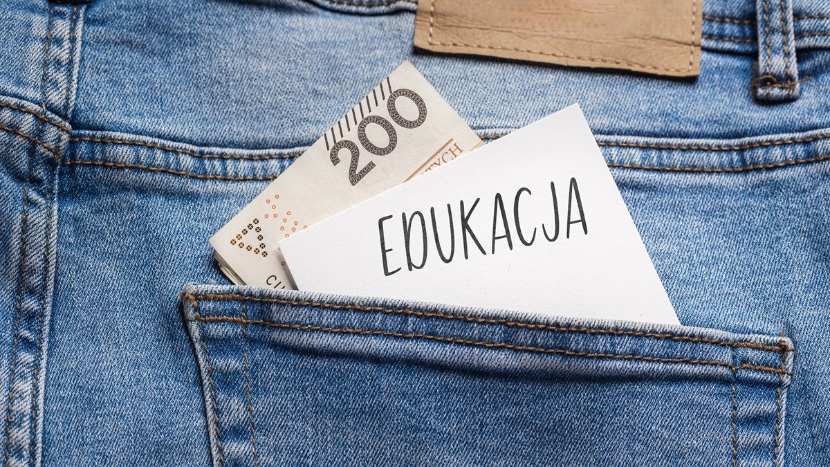 ZUS wypłaca 300 zł na ucznia. Sprawdź, kto i jak może dostać pieniądze