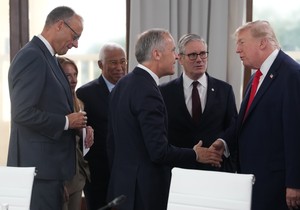 Nemački kancelar Fridrih Merc, italijanska premijerka Đorđa Meloni, predsednik Evropskog saveta Antonio Kosta, kanadski premijer Mark Karni, britanski premijer Kir Starmer i predsednik SAD Donald Tramp tokom radne sesije na samitu G7