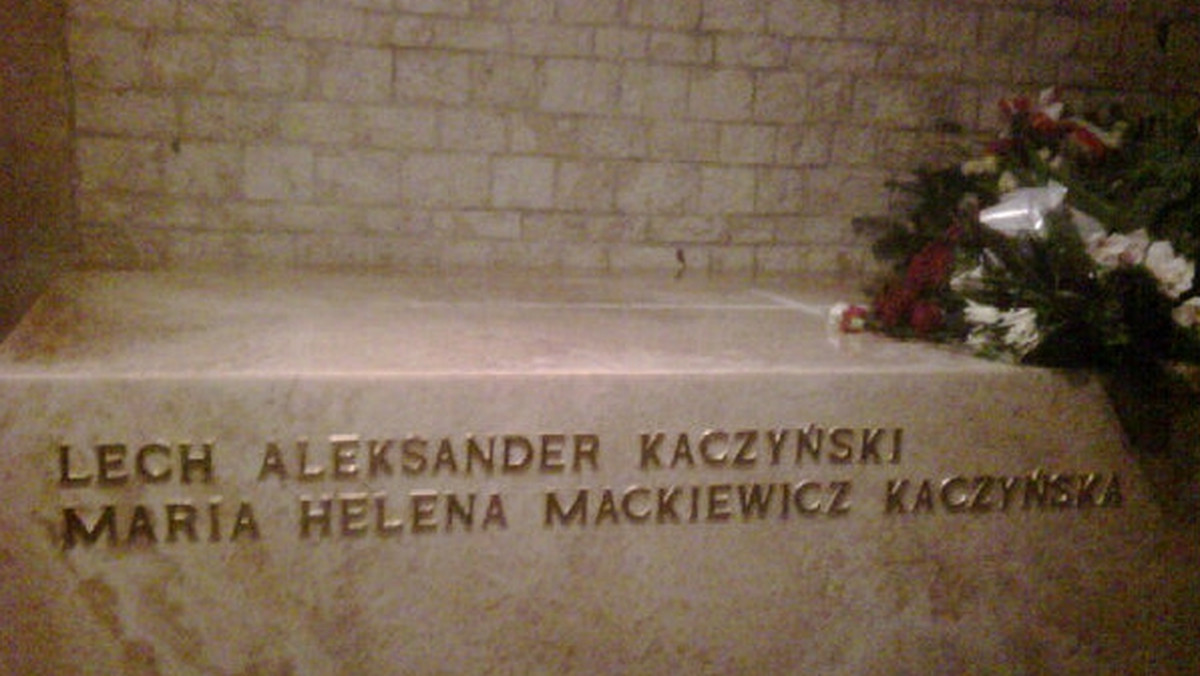 Na portalu społecznościowym Twitter eurodeputowany PiS Adam Bielan zamieścił pierwsze zdjęcie sarkofagu Lecha i Marii Kaczyńskich tuż po zakończeniu uroczystości pogrzebowych pary prezydenckiej.