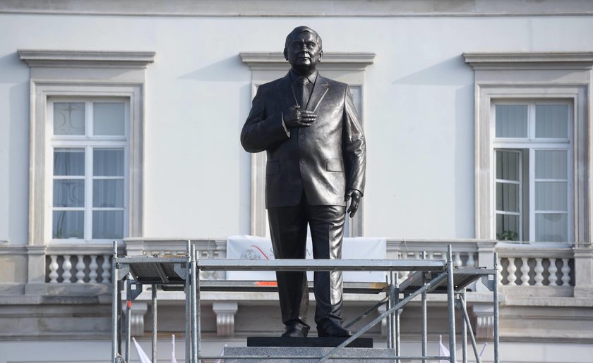 Pomnik Lecha Kaczyńskiego. Brakuje obrączki