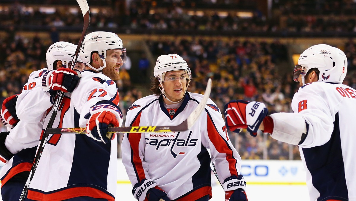 Washington Capitals dzięki korzystnemu wynikowi z Carolina Hurricanes (2:1 po dogrywce) zapewnili sobie jako pierwsi w całej NHL udział w fazie play-off. To najszybszy awans Stołecznych do fazy pucharowej od sezonu 2009-10.