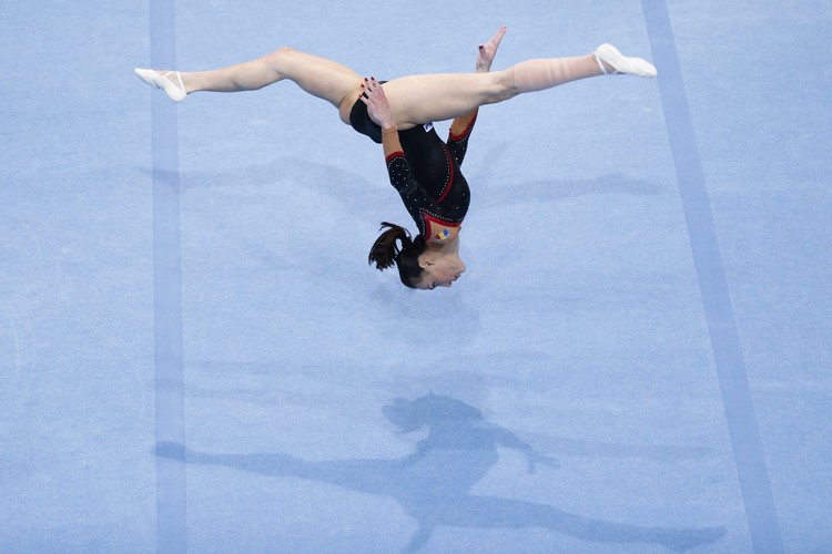 Te piękne dziewczyny zaprzeczają prawom grawitacji