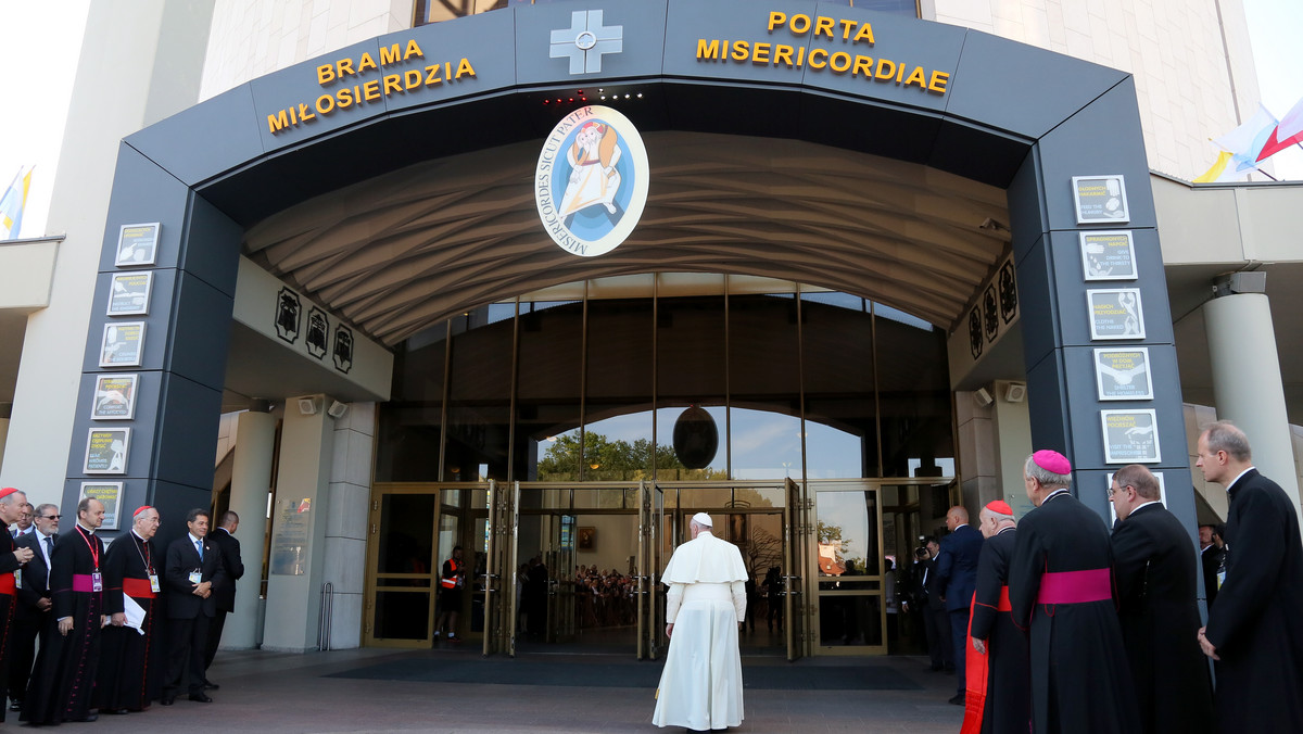 Papież Franciszek przebywający w Krakowie z okazji ŚDM 2016 odwiedza dziś Łagiewniki. W sanktuarium Bożego Miłosierdzia wpisał się do księgi pamiątkowej. "Miłosierdzia pragnę, a nie ofiary" - napisał.
