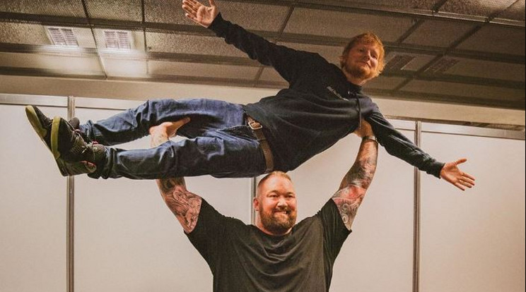 Ed Sheerant izlandi koncertje után felkapta a feje fölé a világ legerősebb embere, Hafthór Július Björnsson /Fotó: Instagram