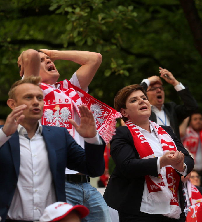 Sebastian Mila (pierwszy z lewej) ogląda mecz reprezentacji Polski w 2016 r. z ówczesną premier Beatą Szydło