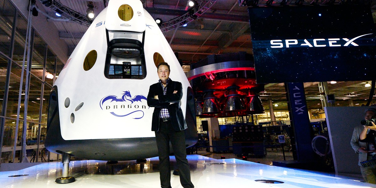 Elon Musk na tle Dragona V2