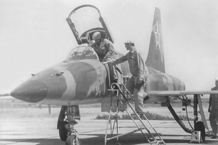 Radzieccy mechanicy przygotowują myśliwiec F-5E do kolejnego lotu testowego. 