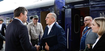 Polski ambasador w Kijowie chodzi o kulach. Bartosz Cichocki wyznaje, co mu się stało. "Nic romantycznego"