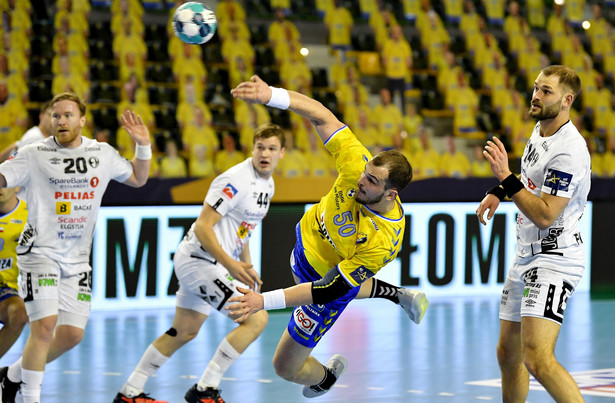 Zawodnik Łomży Vive Kielce Arciom Karalek (C) i Johan Niclas Fingren (P) z Elverum Handball podczas meczu grupy A Ligi Mistrzów piłkarzy ręcznych