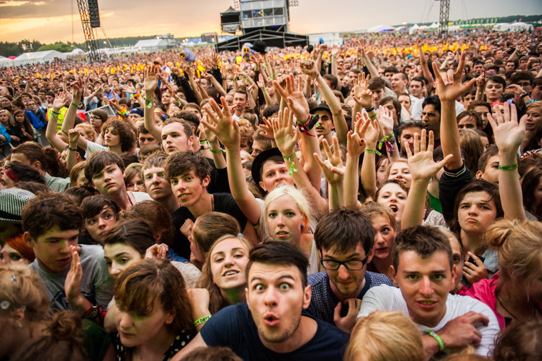 Publiczność pod sceną na festiwalu Heineken Open'er (fot. Monika Stolarska/Onet)