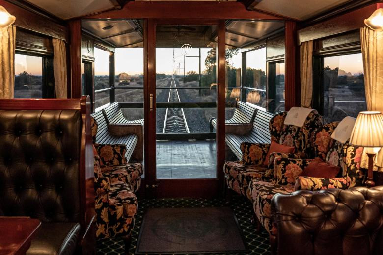 Na końcu pociągu znajduje się wagon obserwacyjny z otwartym balkonem, drewnianymi ławkami, kwiecistymi fotelami i barem