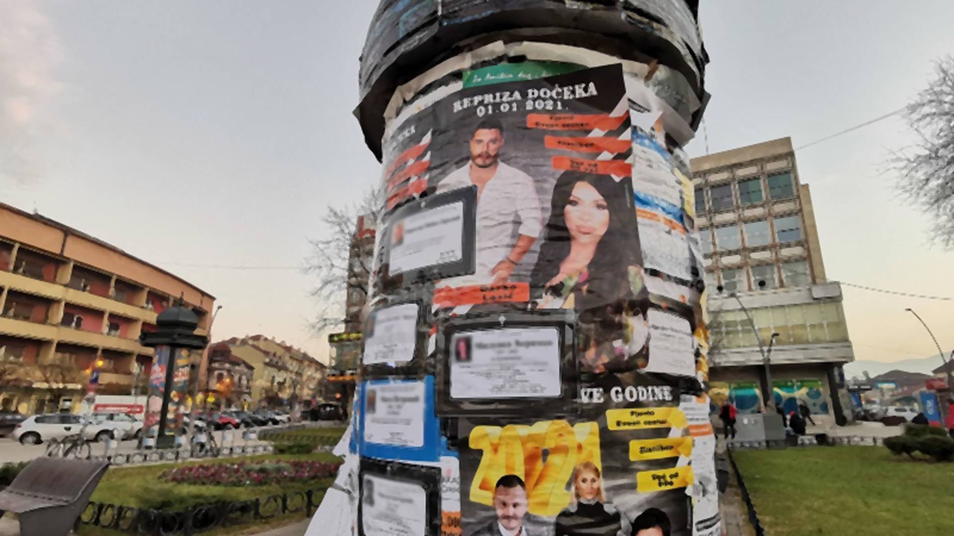 Sramota u Srbiji - Ugostitelji iz Čačka na stubu pored umrlica zalepili plakate za doček Nove godine
