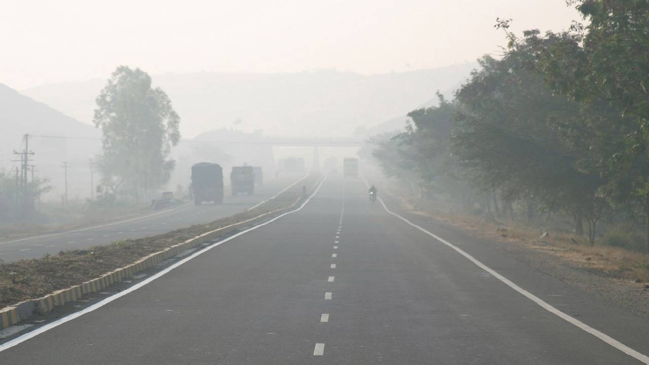 Ceața densă afectează drumurile din țară și tronsoane ale autostrăzilor A1, A2, A3 și A7. Județele sub avertizări ANM de cod galben
