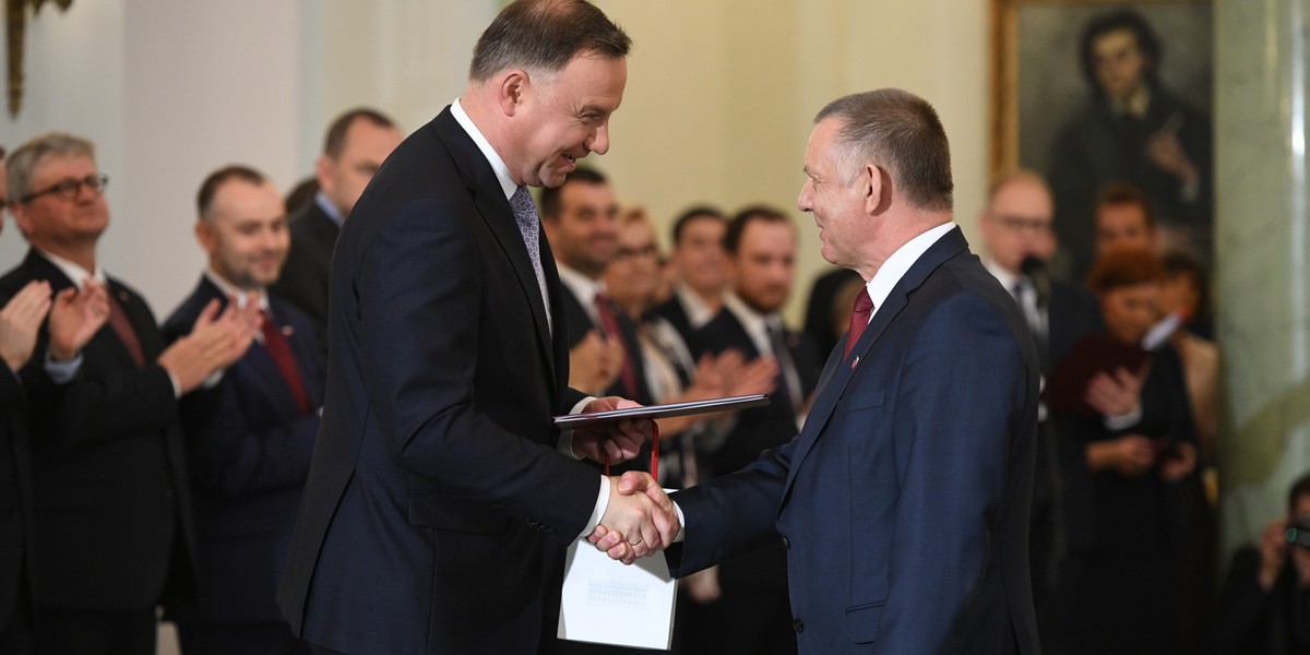 Andrzej Duda zaznaczył, że choć w polskim systemie prawnym istnieje domniemanie niewinności, to z uwagi na dobro państwa instytucja tak ważna jak NIK musi cieszyć się nieskazitelną opinią.