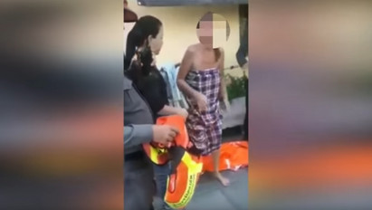 Bizarr: meztelen sétált a turisták között egy nő - videó