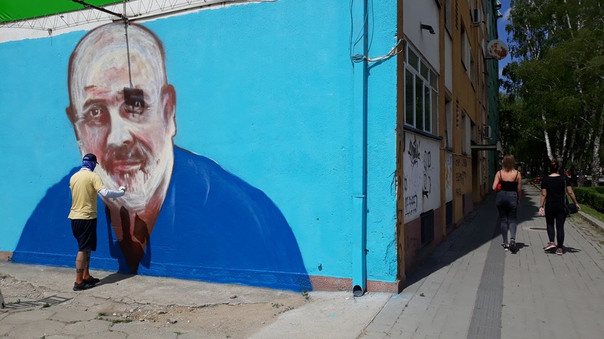 Mural u čast hirurga dr Miodraga Lazića nalazi se na u uglu Sremske ulice i Bulevara dr Zorana Đinđića 