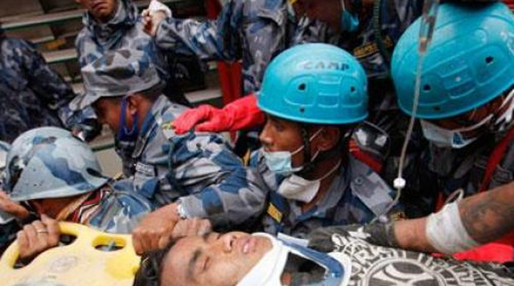 6000 fölé emelkedett a halottak száma Nepálban - újabb fotók!